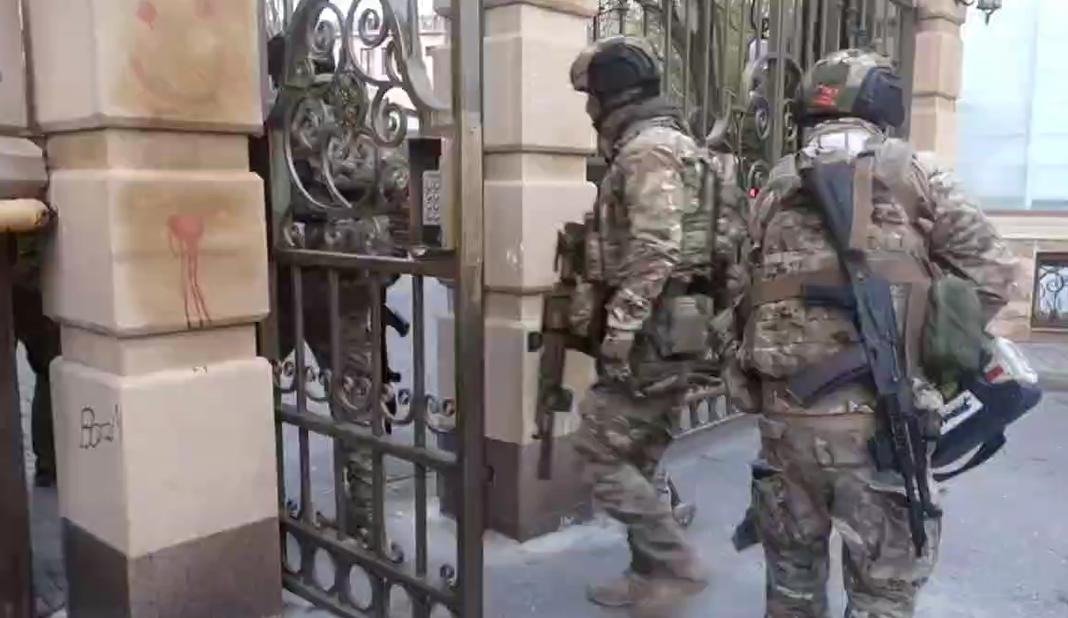 Силовики на бронетехнике задержали сотрудников «Россетей», подозреваемых в хищении около 2,8 млрд рублей