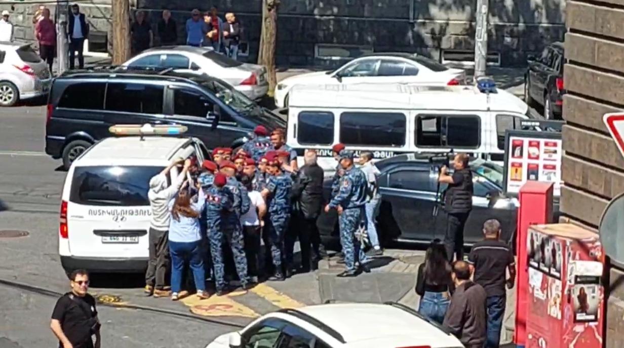 Во время протестов в Армении задержаны более 200 человек