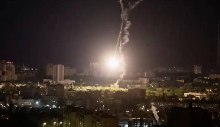 Киев подвергся одной из самых массированных атак дронами и ракетами