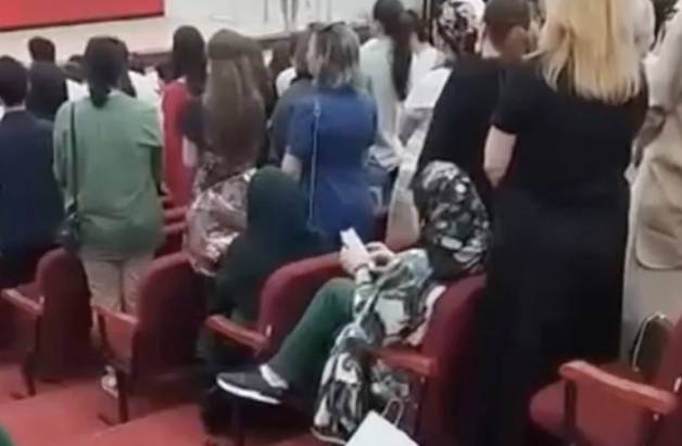 От жителя КБР, не вставшего во время исполнения гимна РФ, потребовали извинений