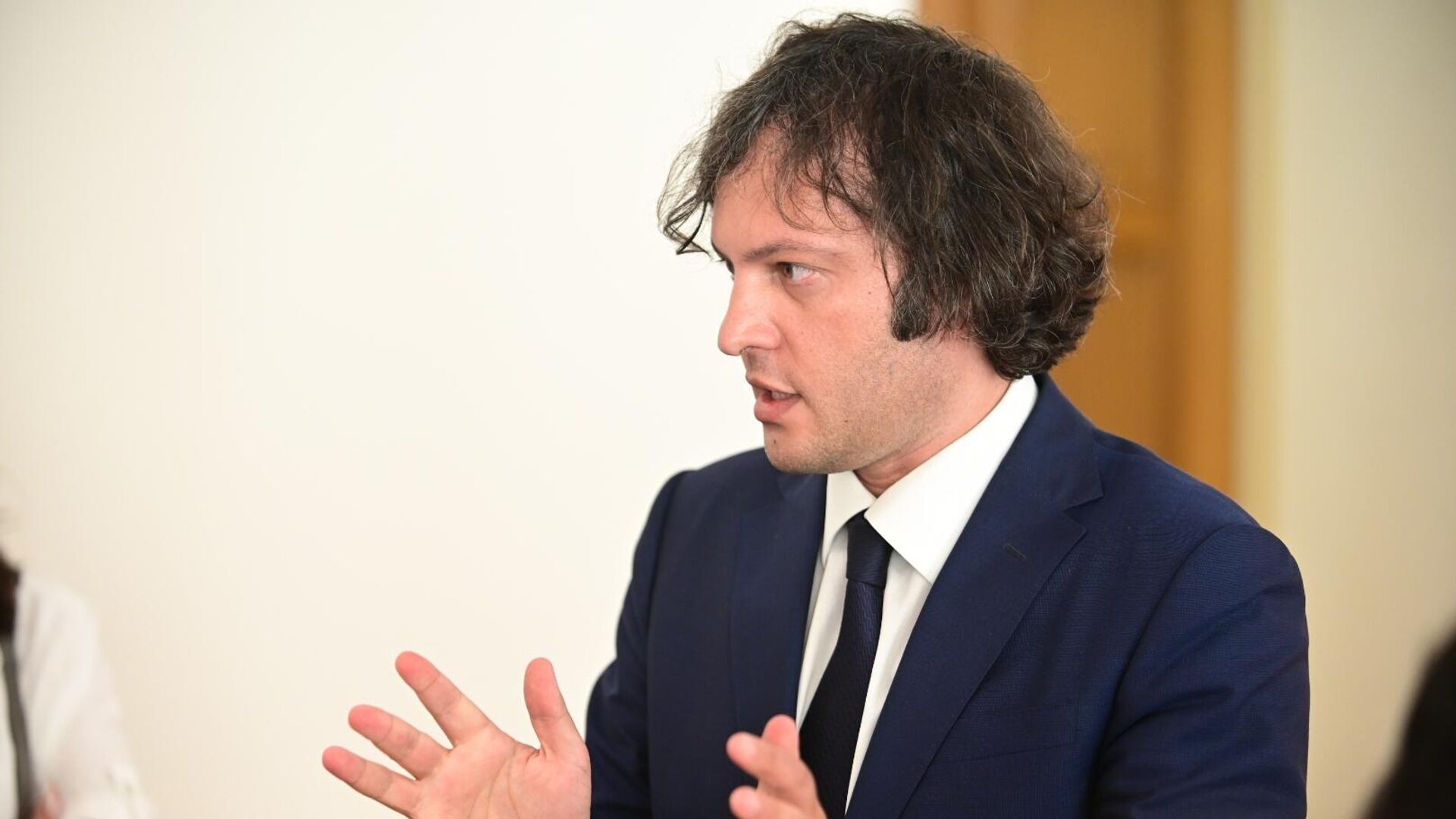 Премьер Грузии разочарован решениями США и ЕС о сокращении сотрудничества