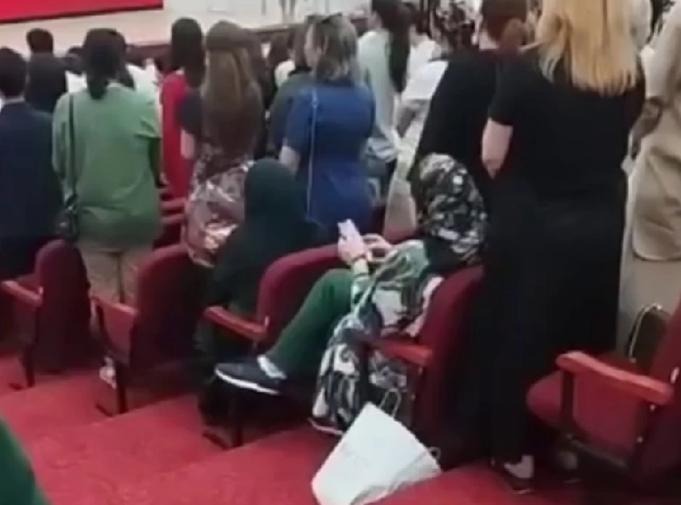 В КБР оштрафовали граждан, не вставших во время звучания гимна РФ