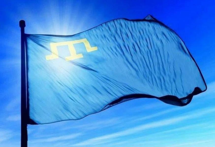 В Крыму женщина угрожала людям из-за крымскотатарского флага в машине