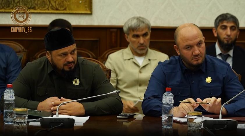 Кадыров пообещал убить любого, кто скажет его дочери снять хиджаб