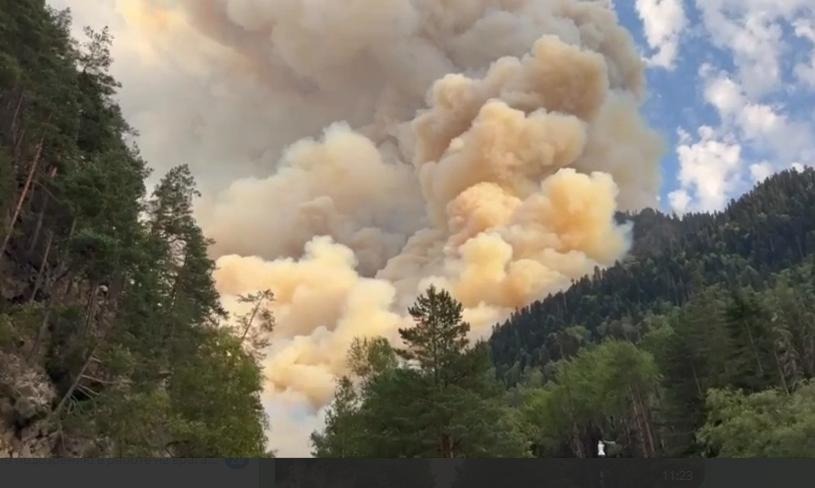 В КЧР продолжается сильный пожар