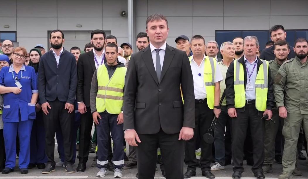 В Дагестане бюджетников вывели на акцию в поддержку Керимова, которому Кадыров объявил кровную месть