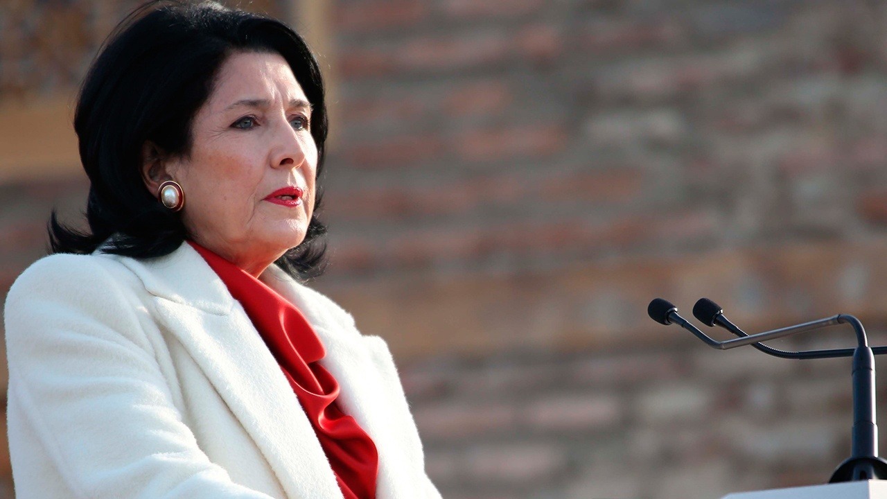 В Грузии правящая партия хочет отстранить президента от должности