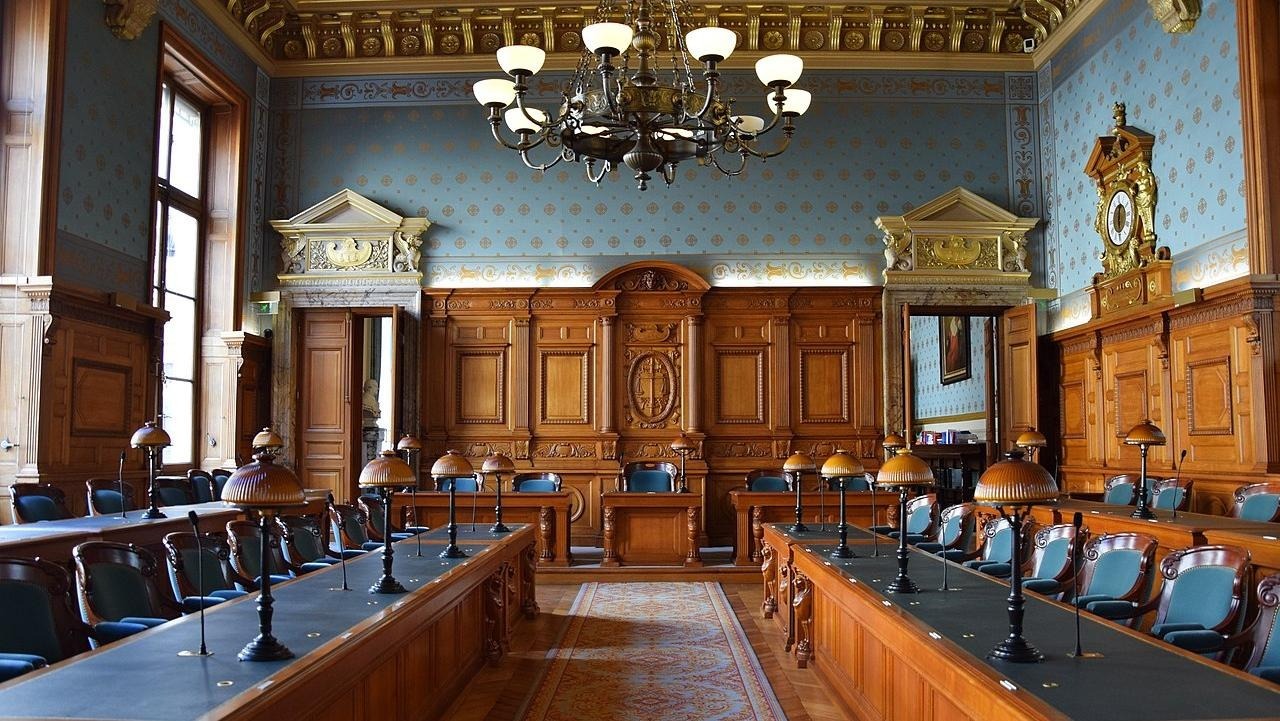 Во Франции осудили подростков, причастных к убийству учителя уроженцем Чечни